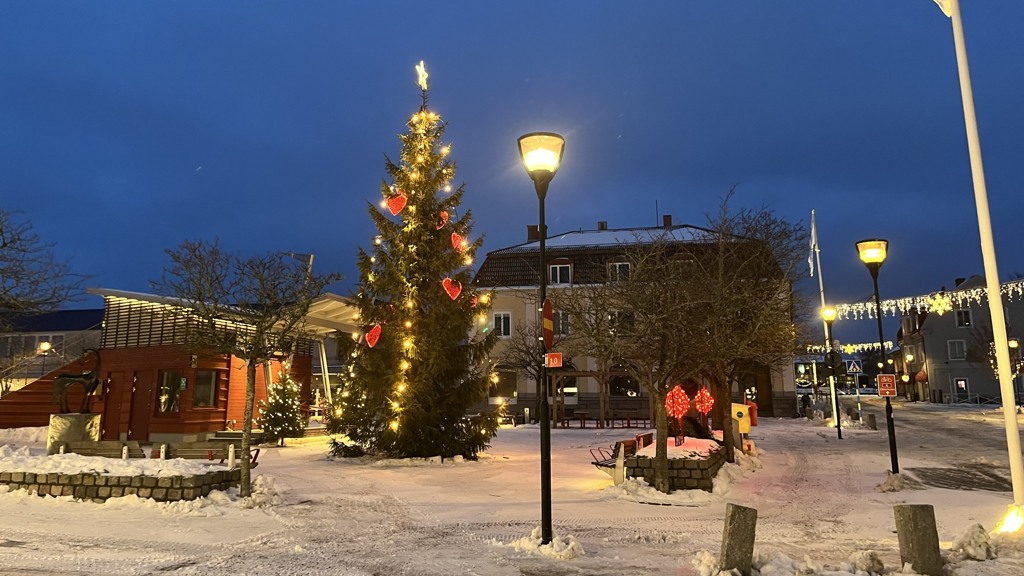 Gatubelysning på ett julpyntat torg i Mellerud