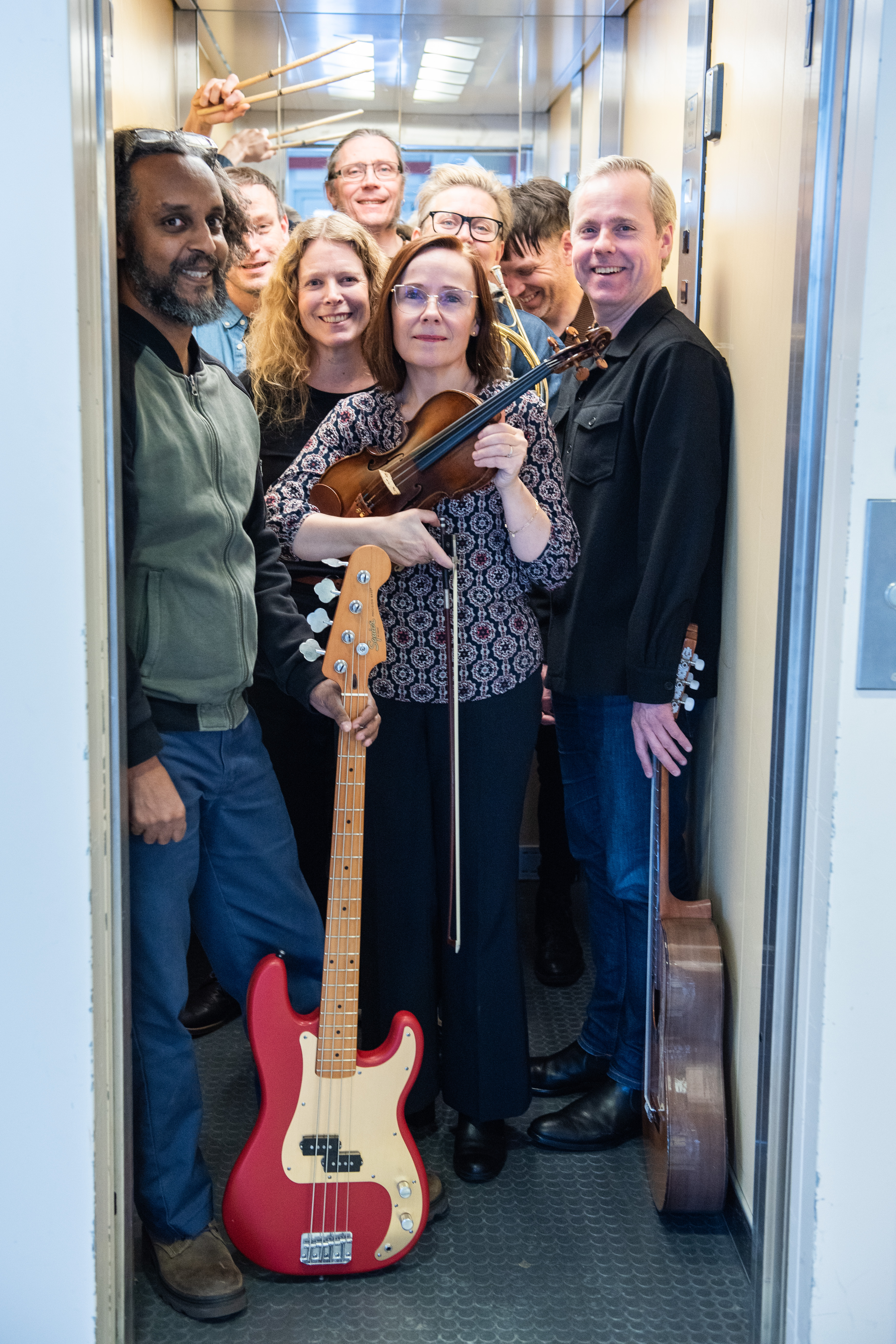 Kulturskolans lärare ståendes i en hiss