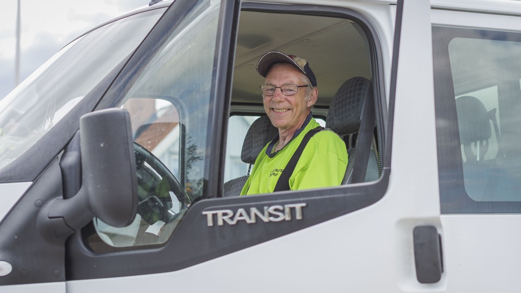 Glad chaufför i bil