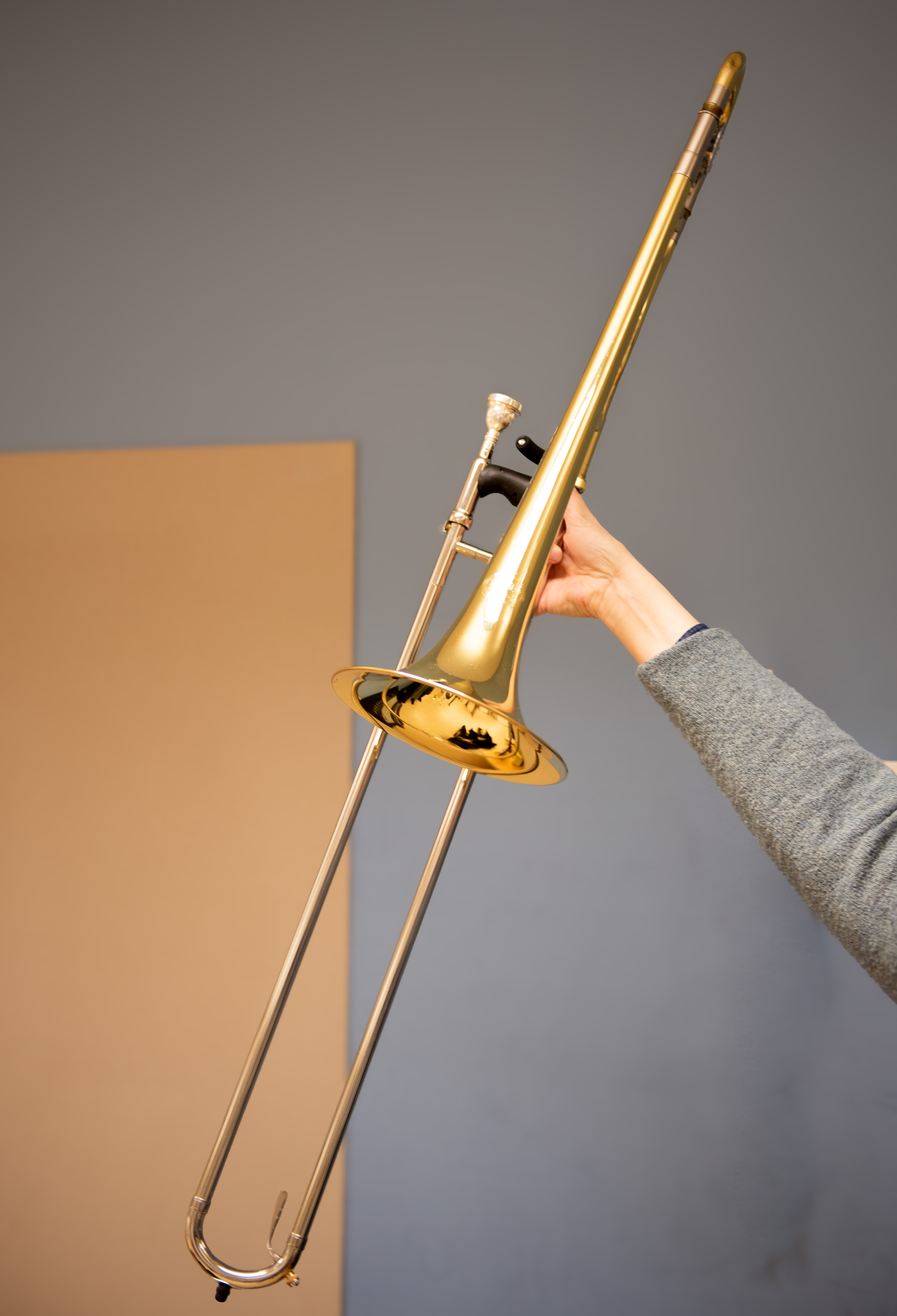 Bild på en trombon mot en blå klassrumsvägg