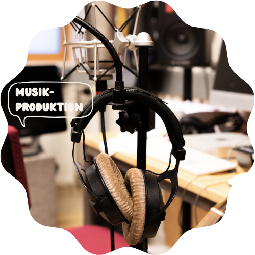 Bild på en studiomikrofån och datorer i en studio