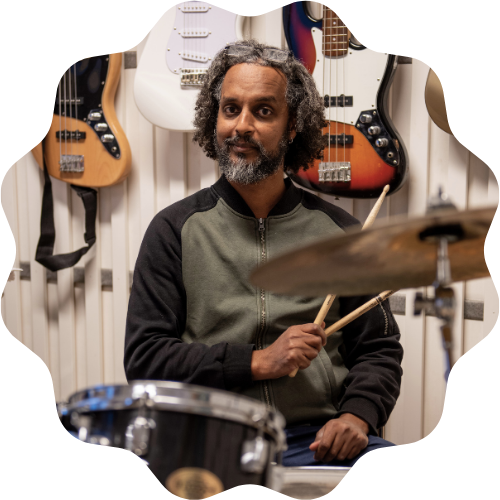 Foto på lärare Jonathan som sitter vid ett trumset