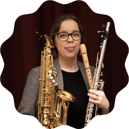 Läraren Therese hållandes i flera träblåsinstrument