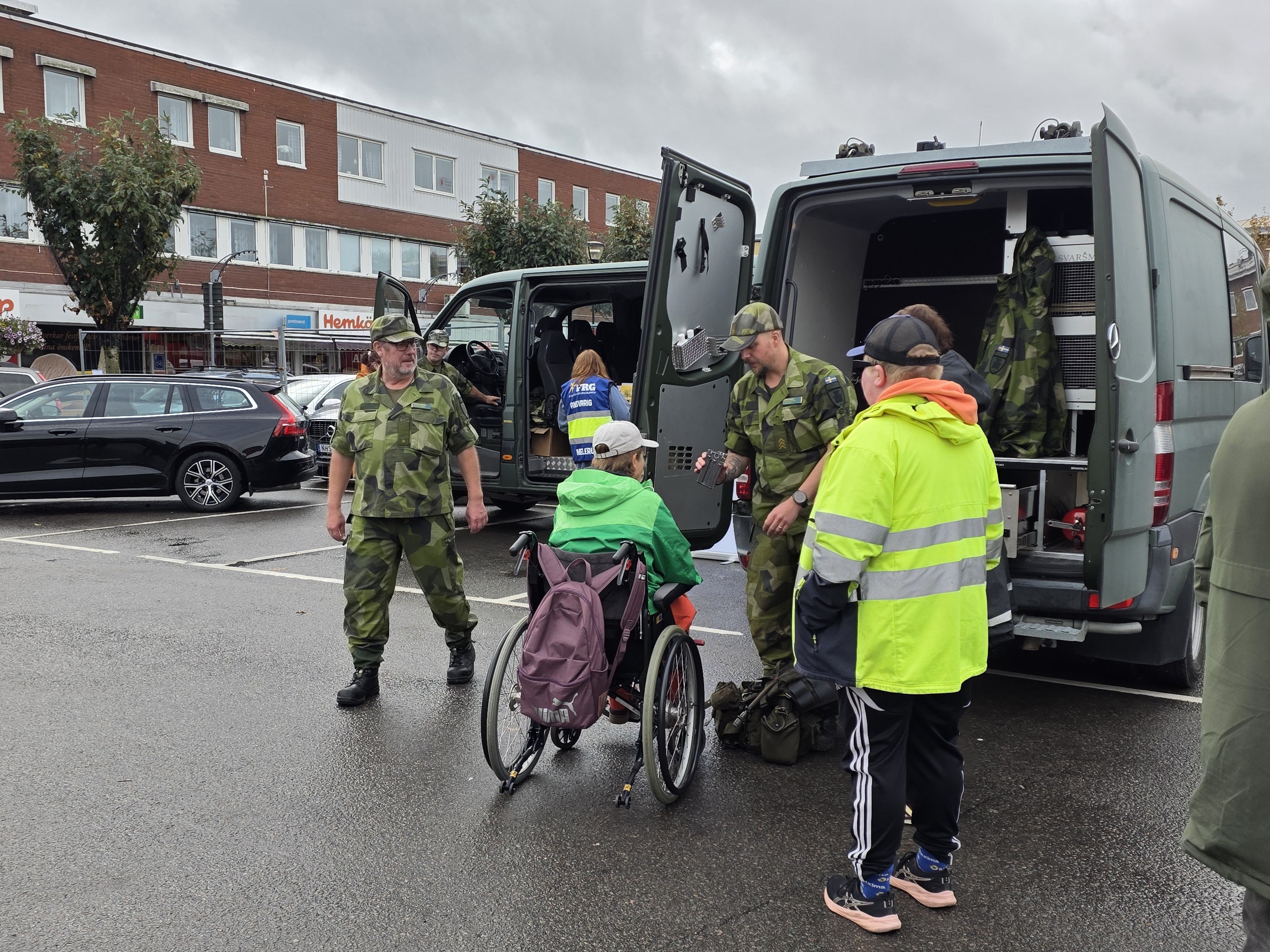 Försvarsmakten pratar med besökare