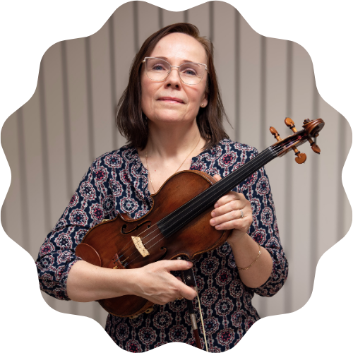 Foto på lärare Anetta som håller i en fiol.