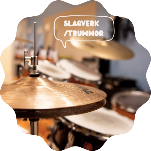 Bild på ett trumset i ett klassrum