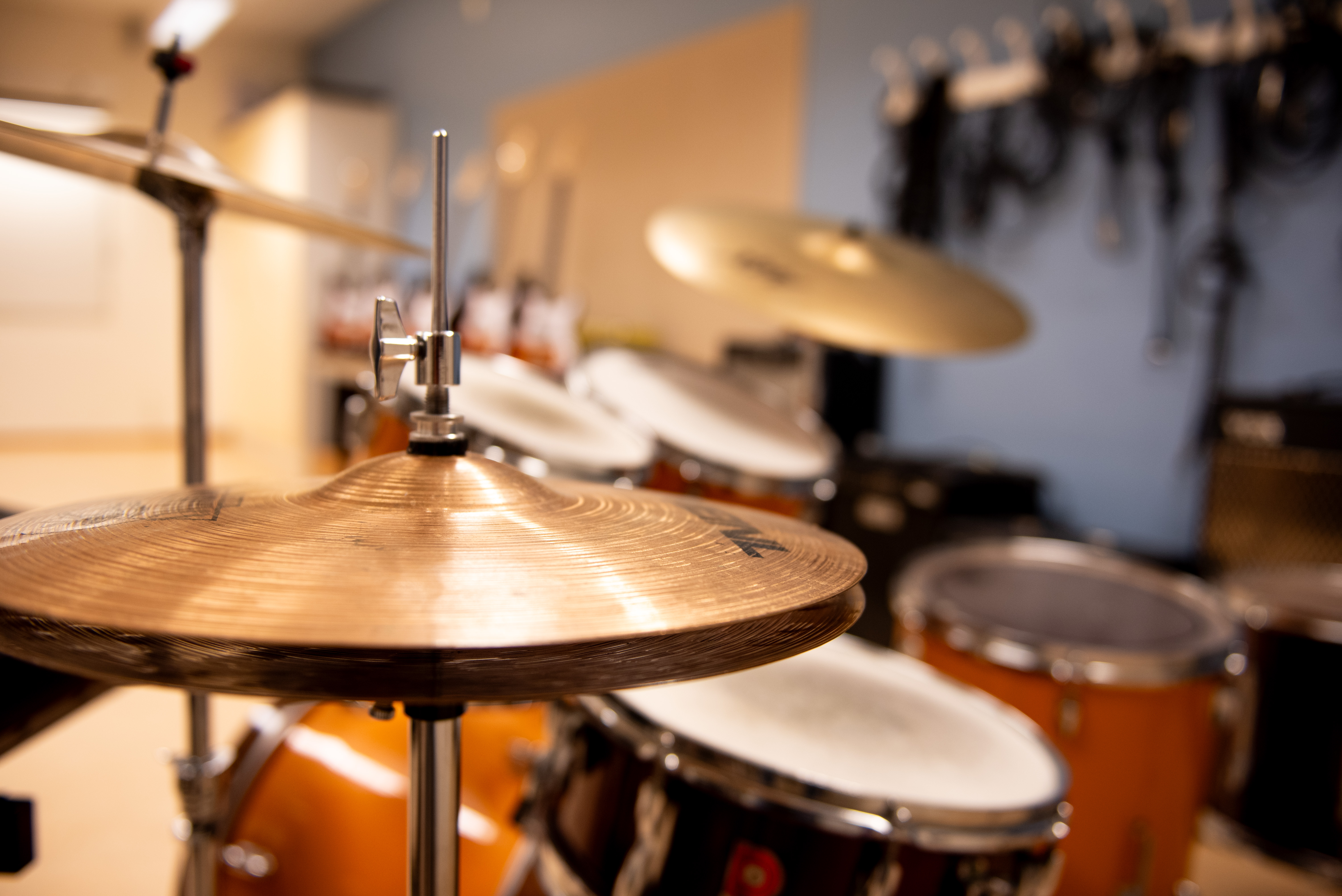 Bild på ett trumset i ett klassrum