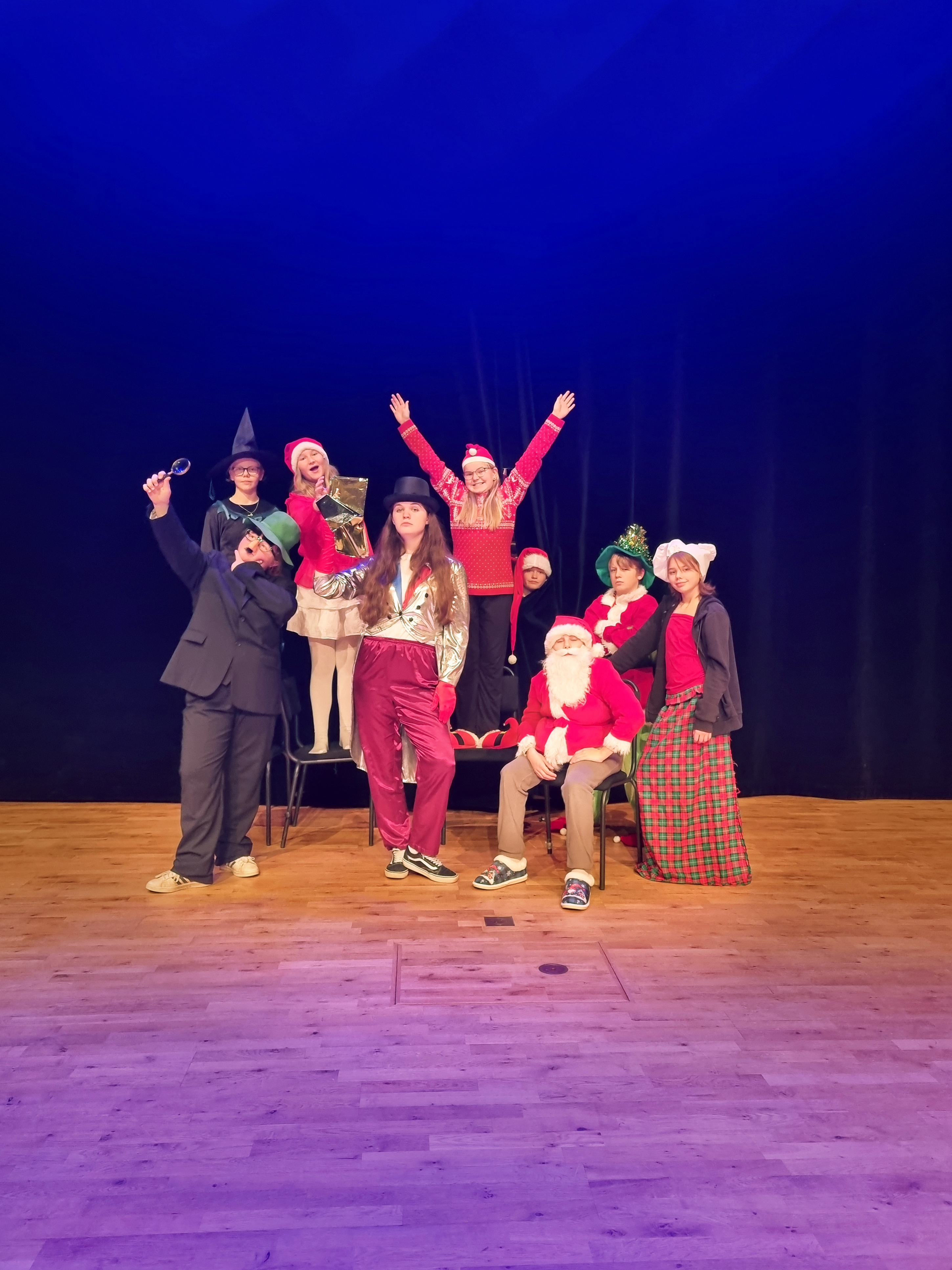 En grupp på utklädda elever på scenen på Kulturbruket på Dal.