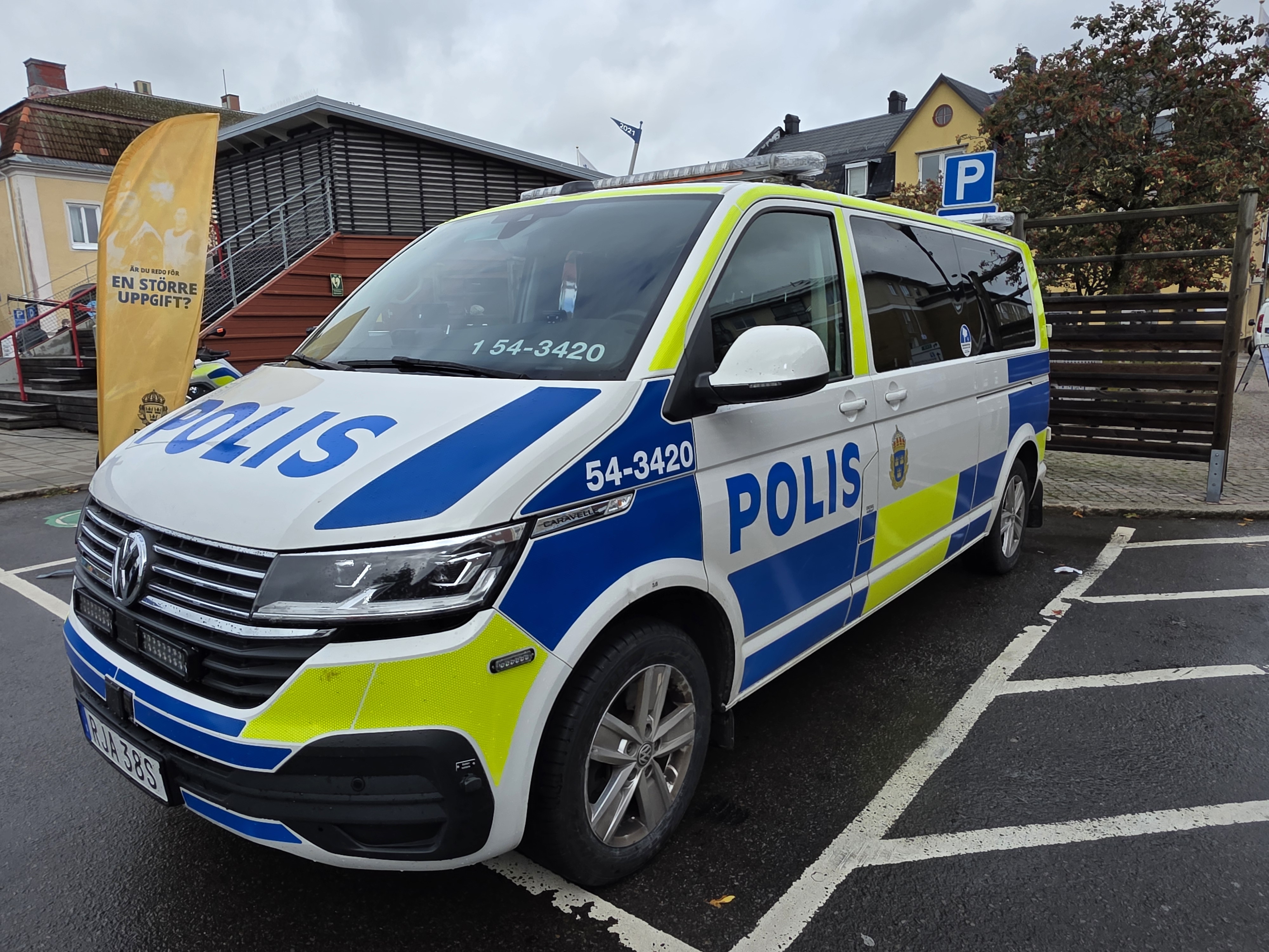 Polisbuss står parkerad på torget i Mellerud