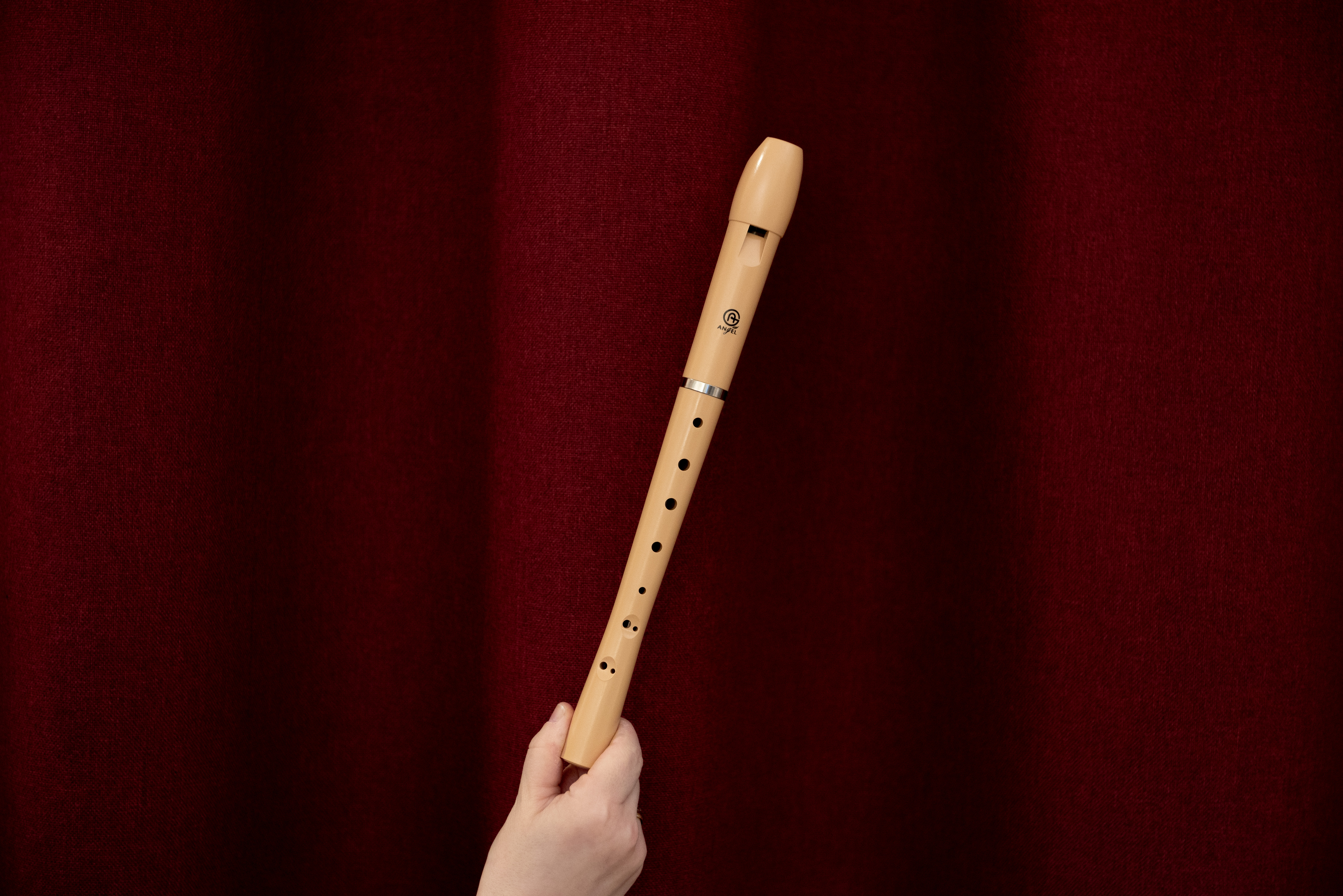 Bild på en blockflöjt mot ett vinrött skynke