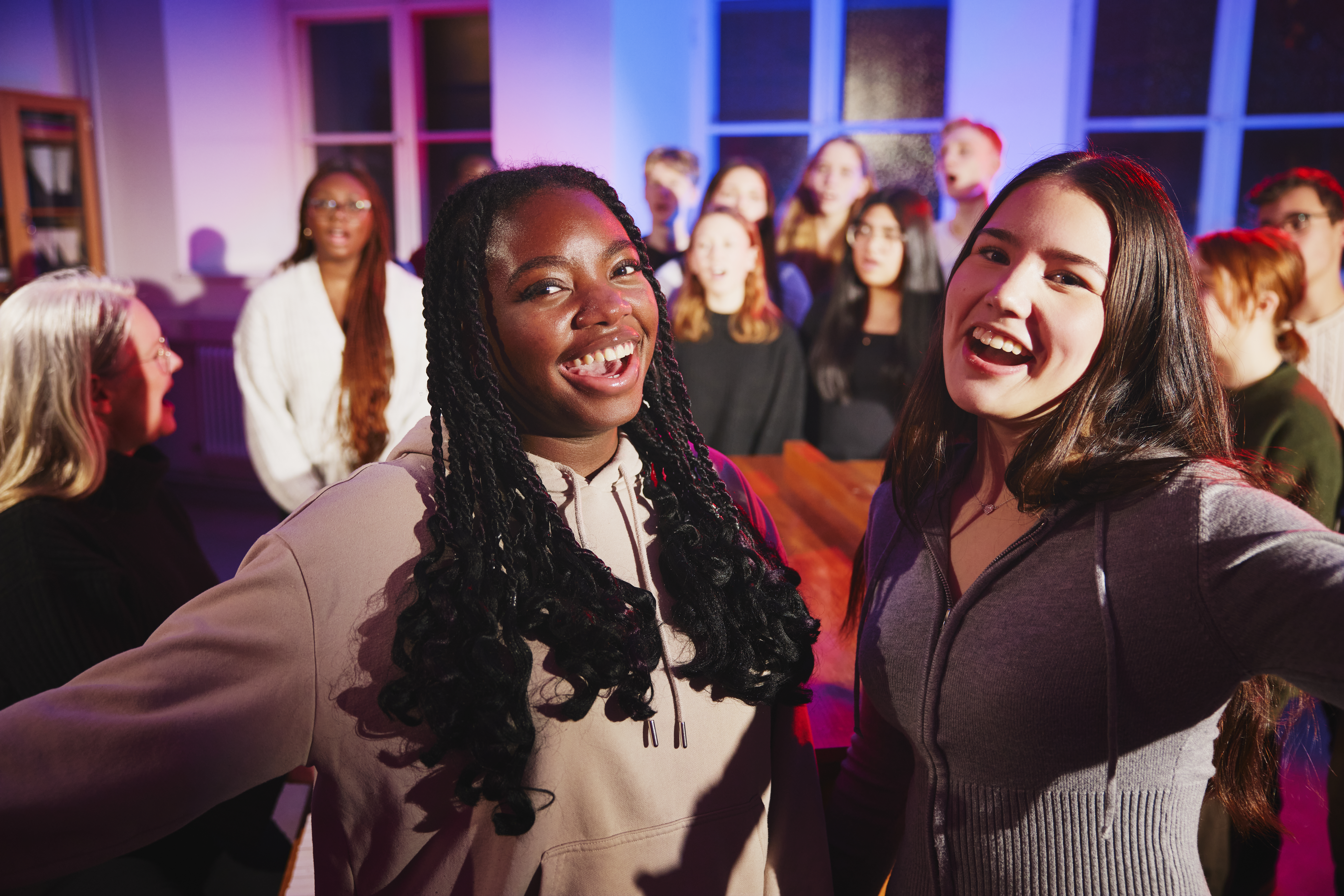 Bild på två glada tjejer i kör