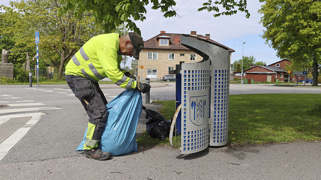 Man tömmer soptunna