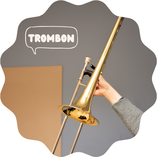 Bild på en trombon mot en blå klassrumsvägg