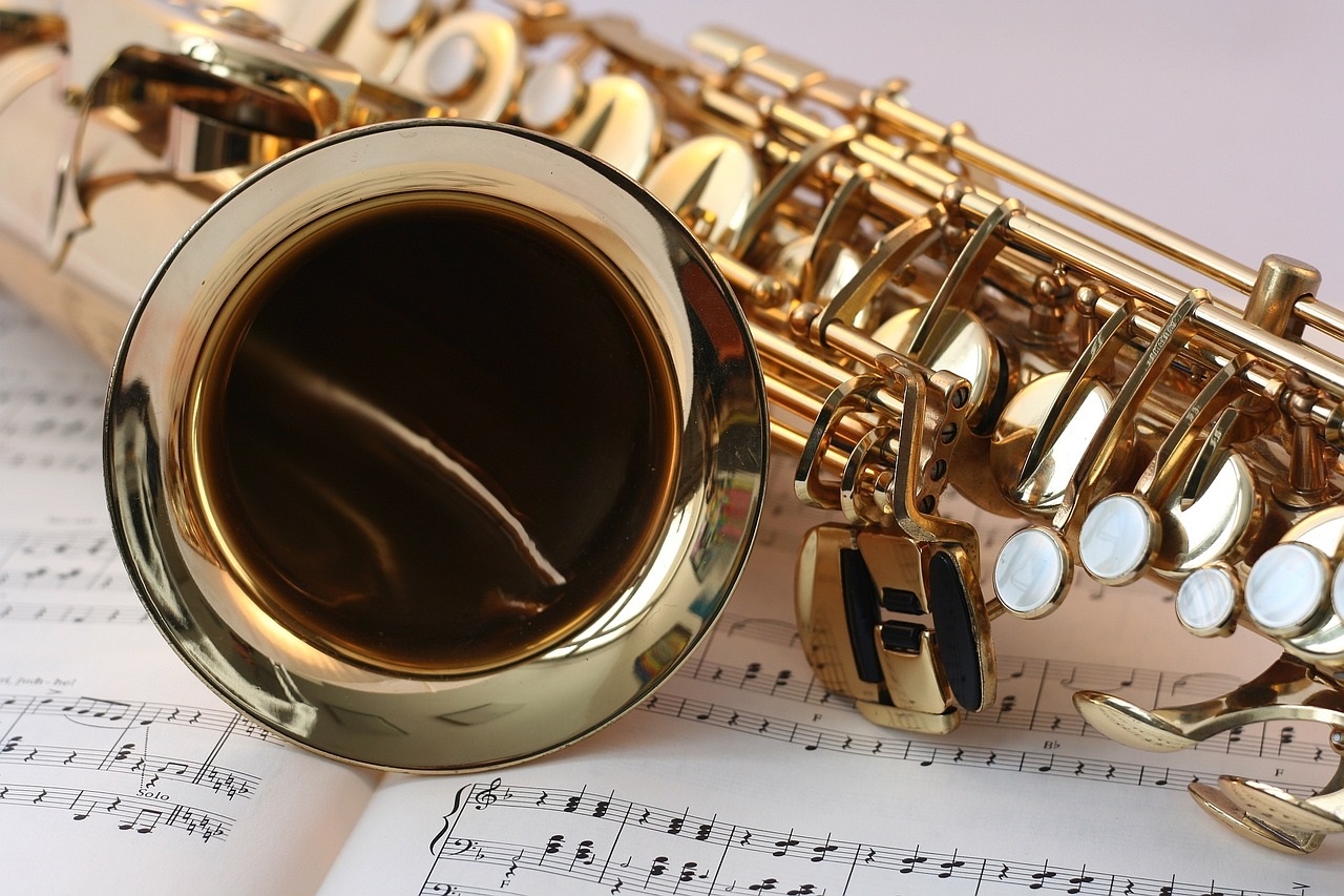 Grafisk bild på musiker med blåsinstrument