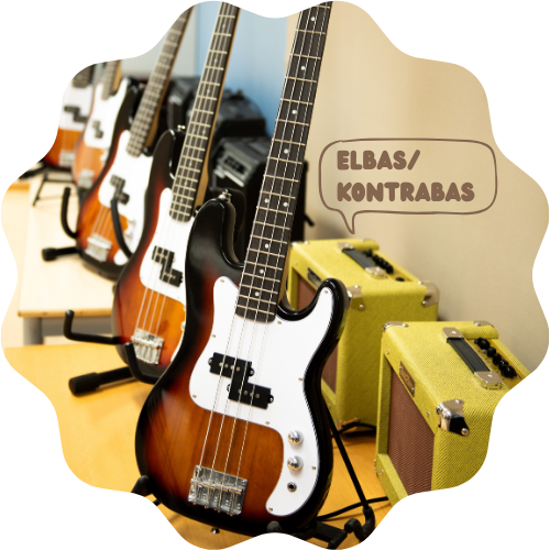 Bild på flera elbasar med förstärkare jämnte