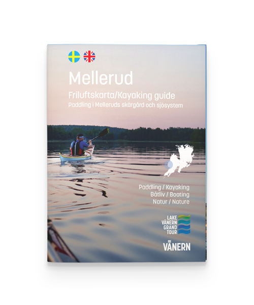 Framsidan av paddelkartan över Melleruds skärgård. Två kajaker på stilla sjö i solnedgång.