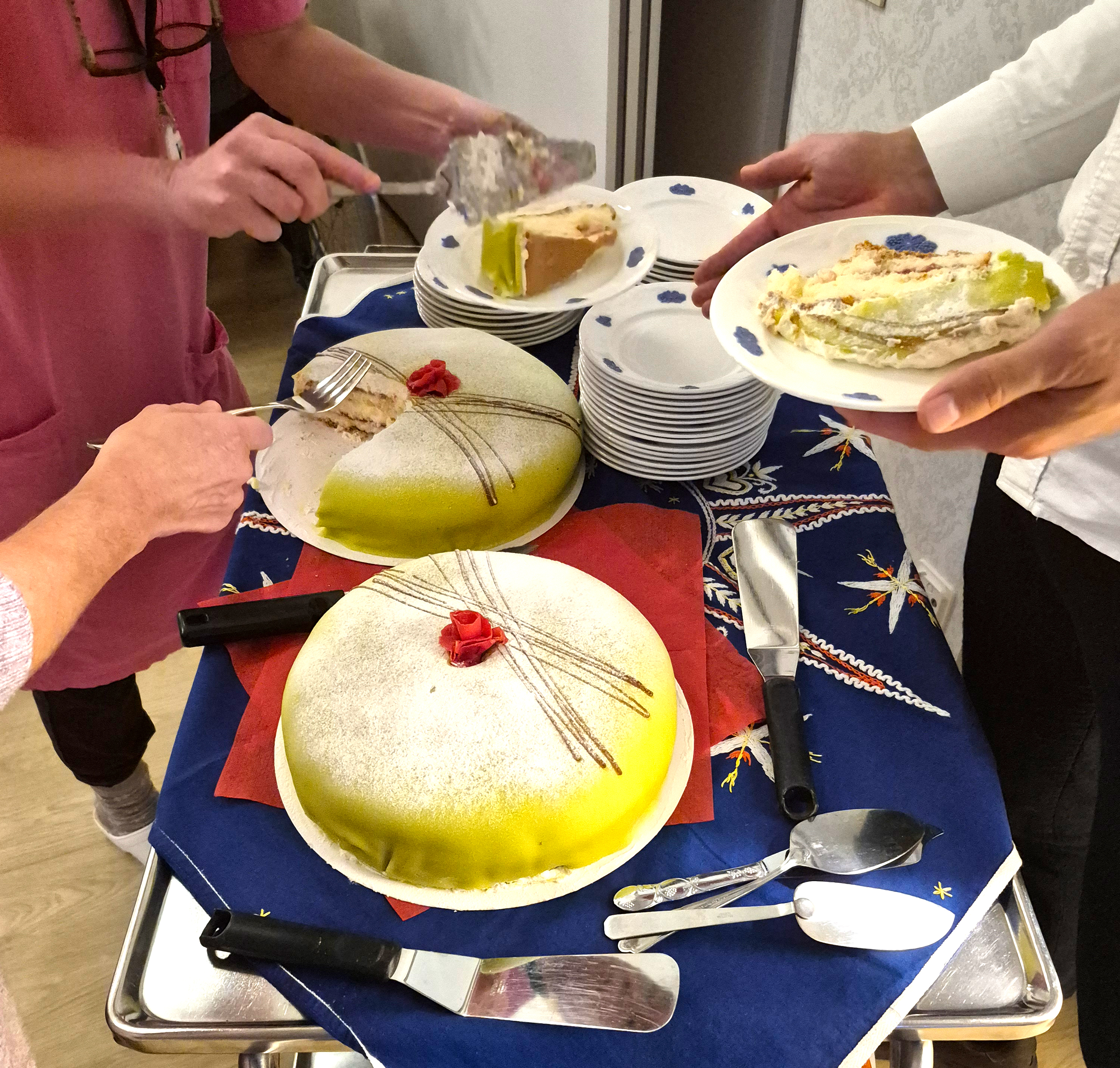 Tårtor som skärs upp och läggs på fat för att sedan delas ut.