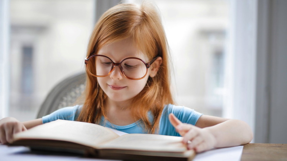 Flicka vid skolbänk