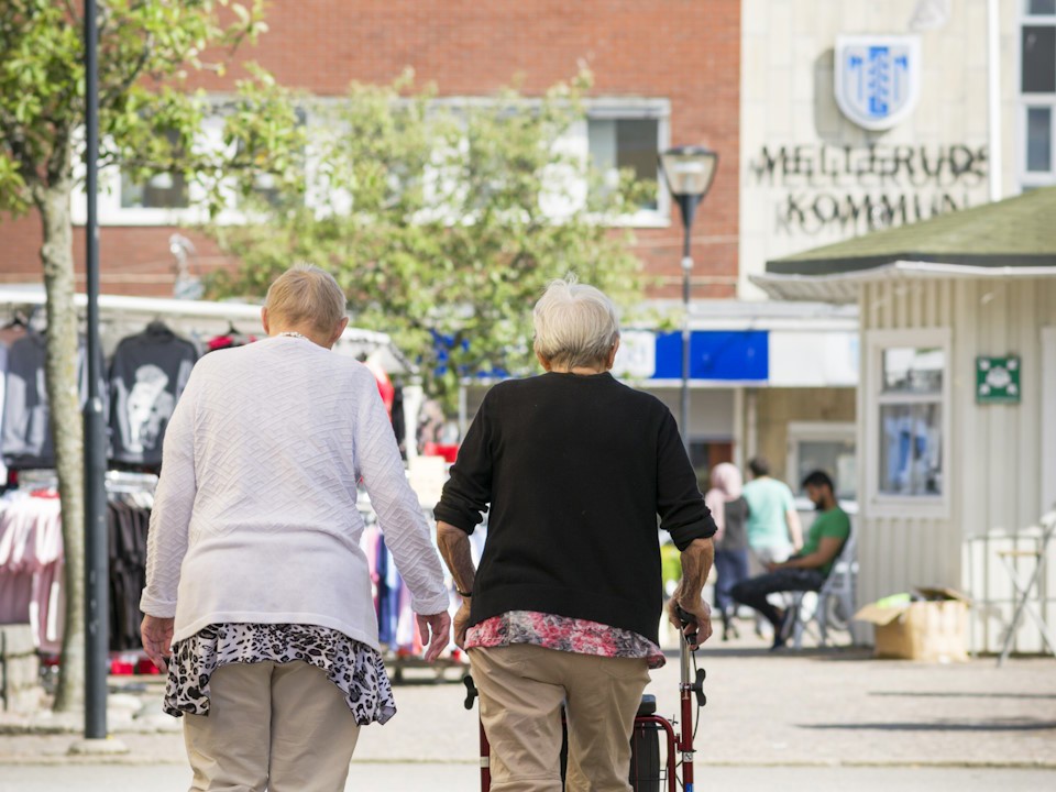 Två damer på torget 960x720