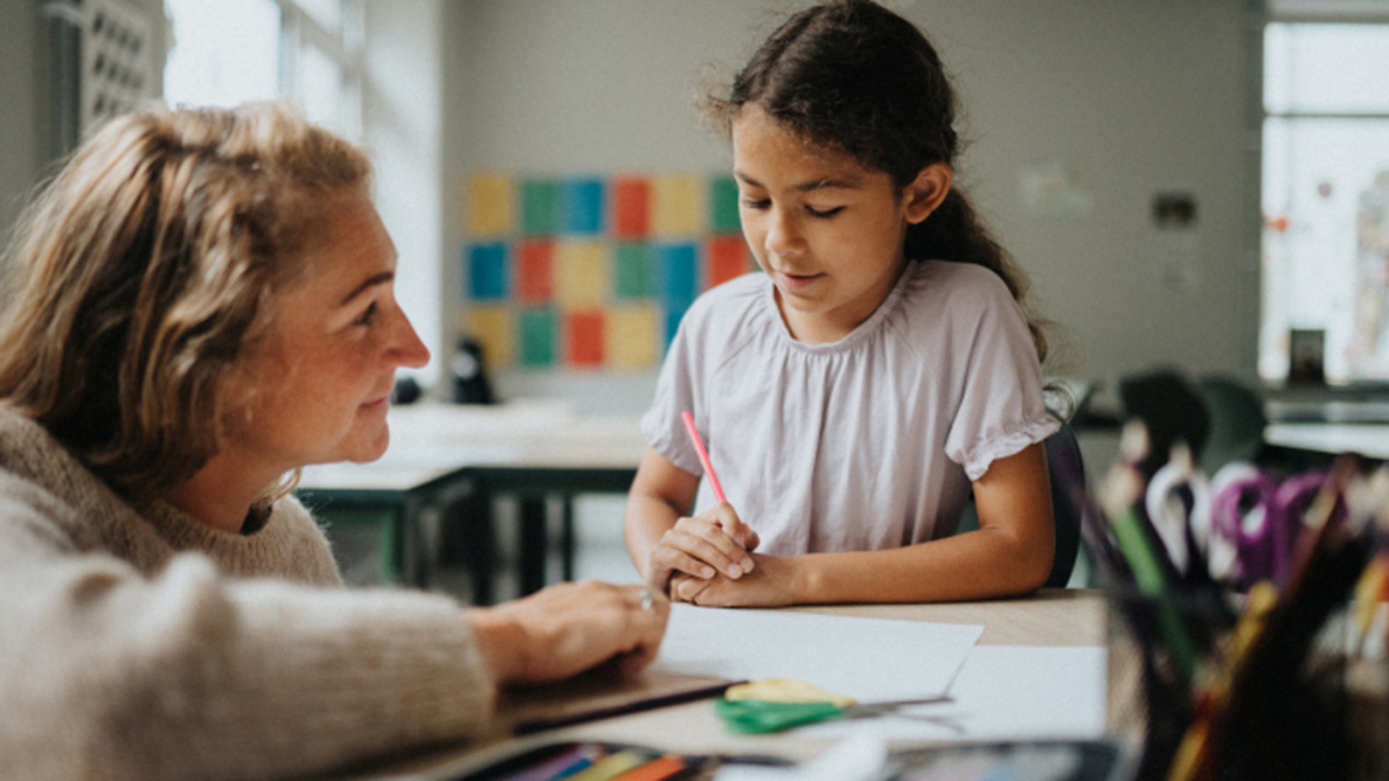 Lärare undervisar elev