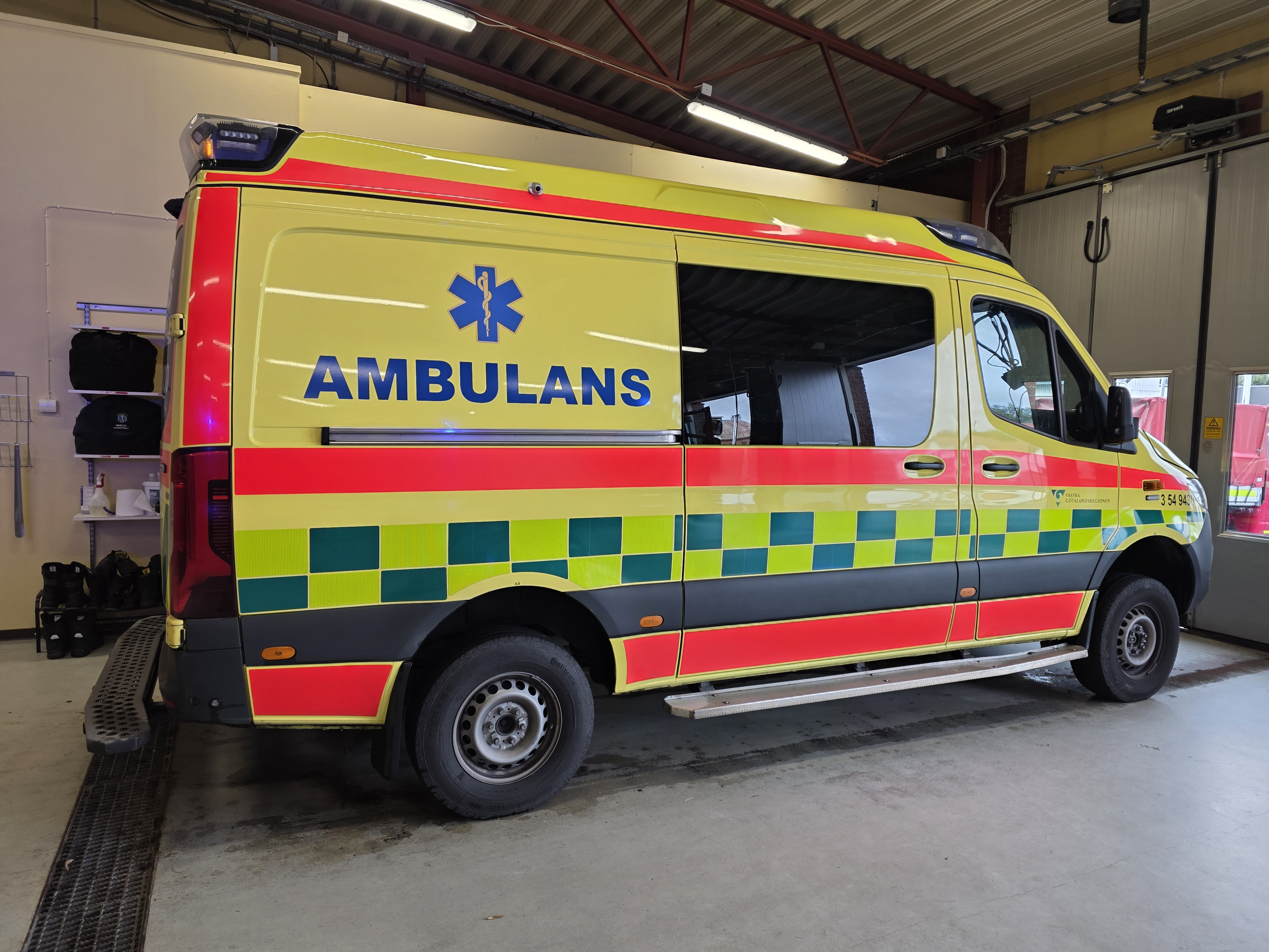 Ambulans står parkerad i ett garage