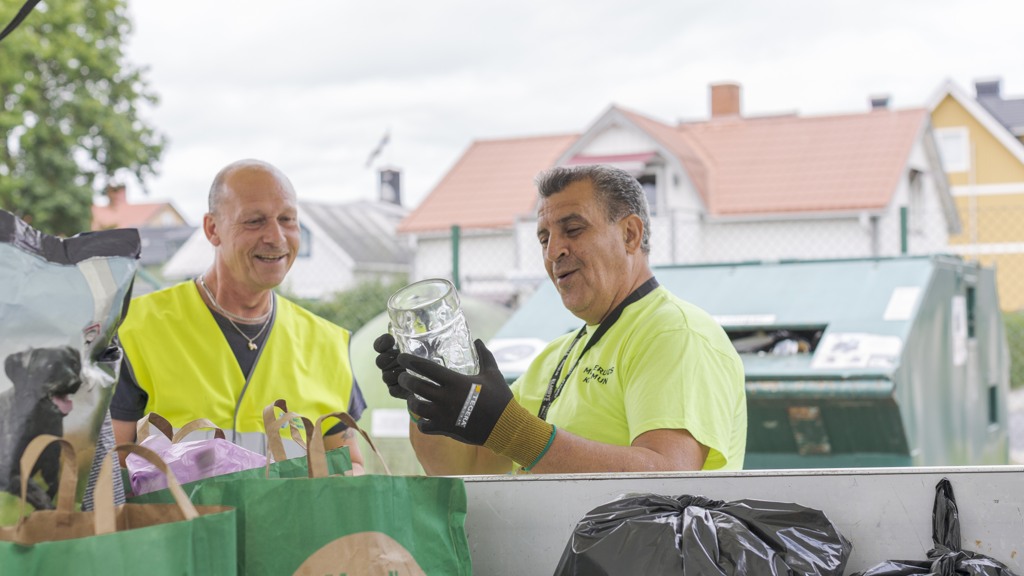 Man tömmer soptunna