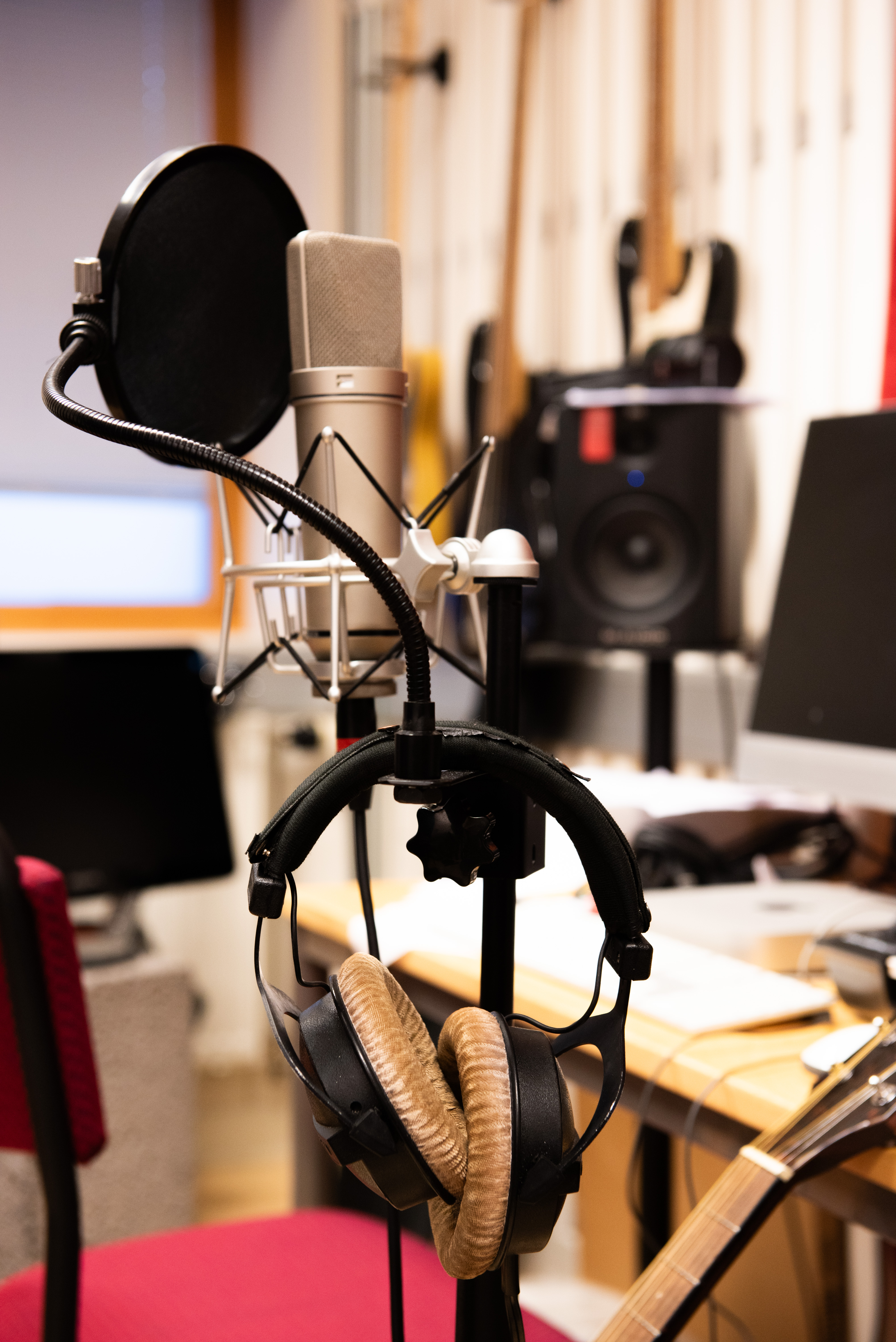 Bild på en studiomikrofån och datorer i en studio