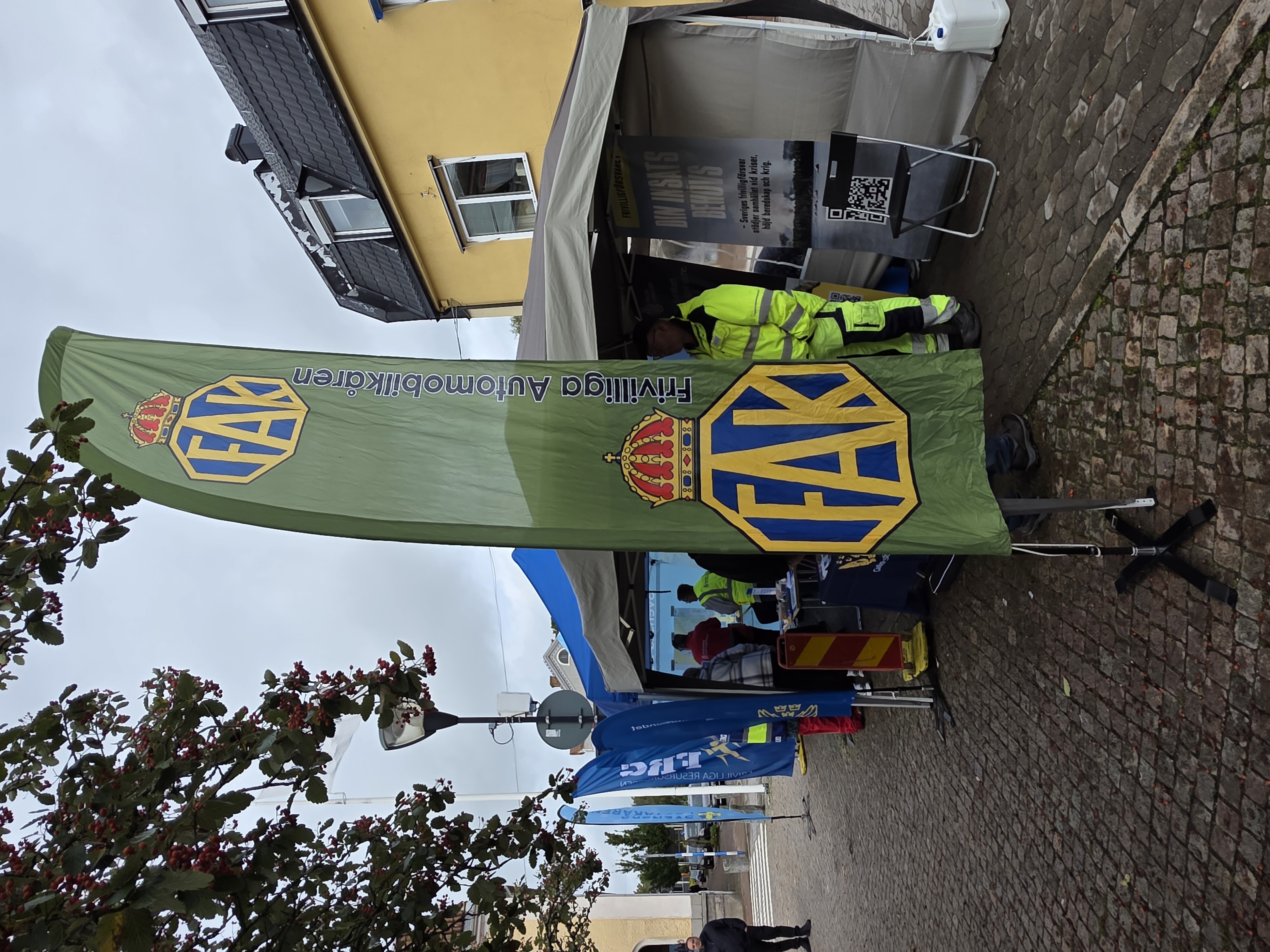 Frivilligorganisationer står och presenterar sig och sin verksamhet i tält på torget i Mellerud.