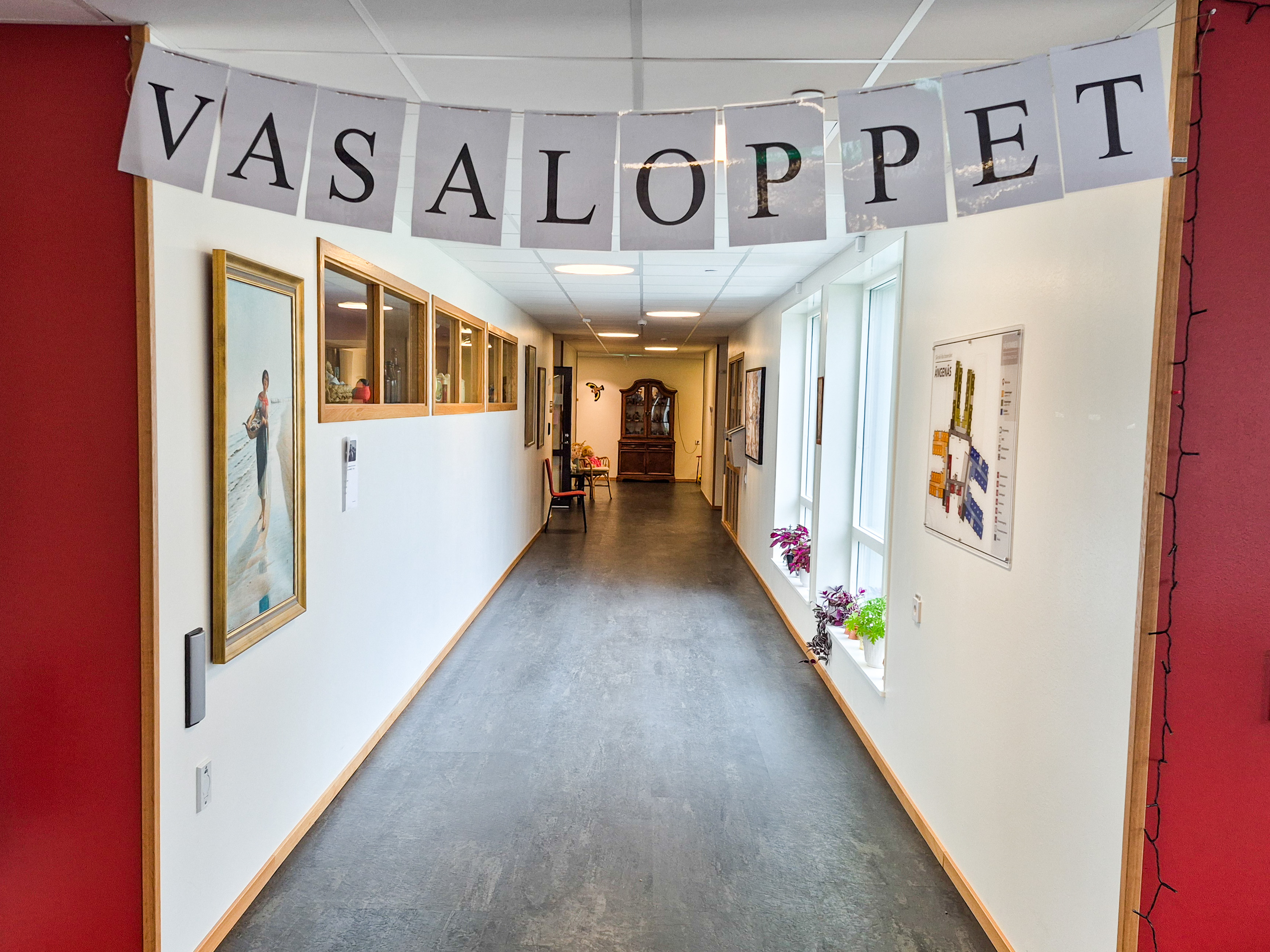 Den breda inomhusslingan på Ängenäs möjliggör möten mellan rullstolar och rullatorer och användes här för ett eget Vasalopp.