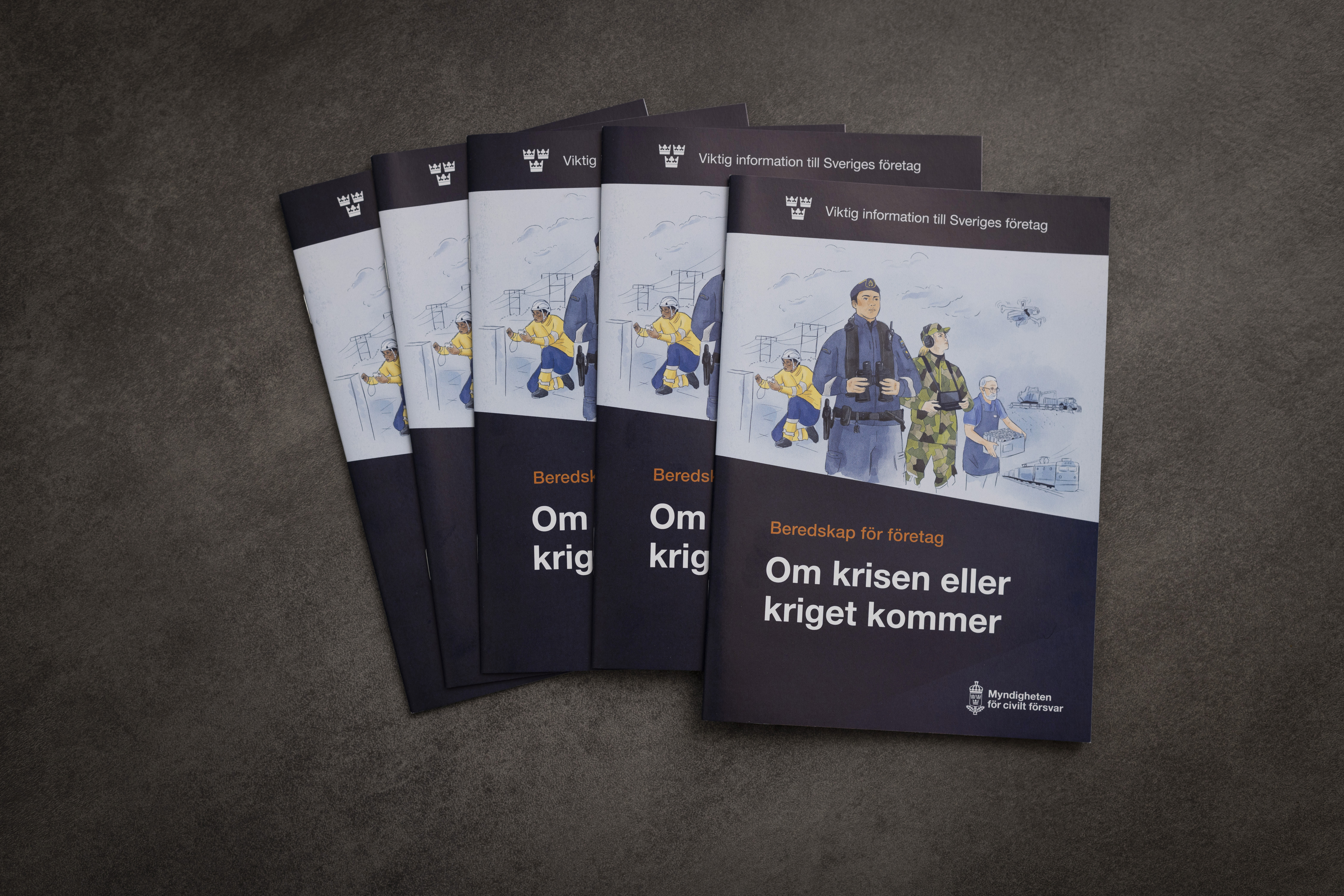 Flera Broschyrer Pa Ett Bord Fotograf Melker Dahlstrand