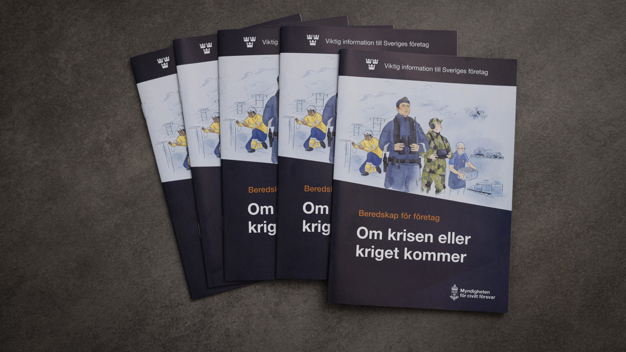 Flera Broschyrer Pa Ett Bord Fotograf Melker Dahlstrand