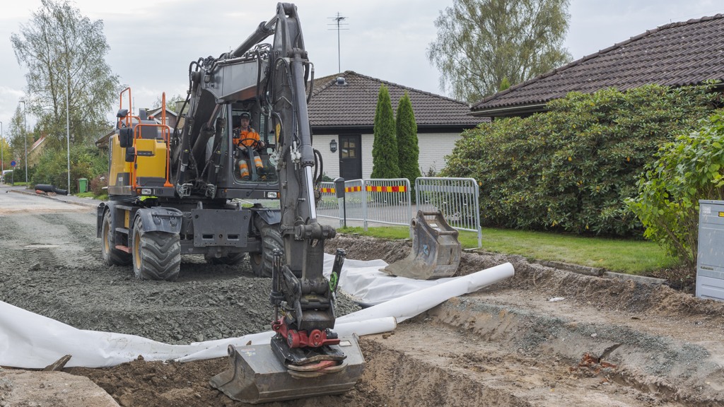 Grävmaskinarbete på väg