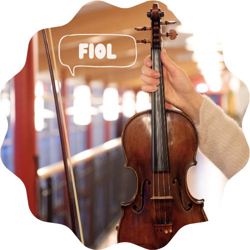 Bild på en fiol mot en lång skolkorridor